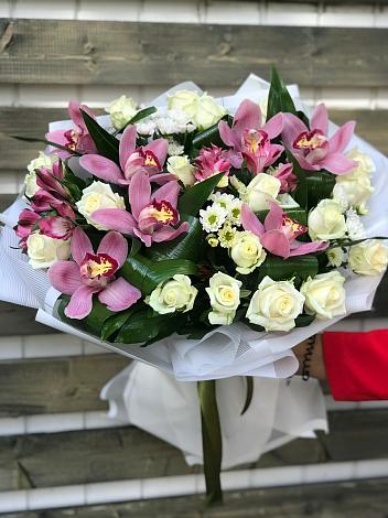 Букет цветов из: Розы и Хризантемы в Лесной Свердловской области