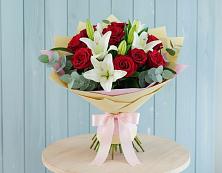 Букет цветов из:  Лилии и Розы в Лесной Свердловской области