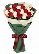 Букет Микс из красных и белых роз в Лесной Свердловской области