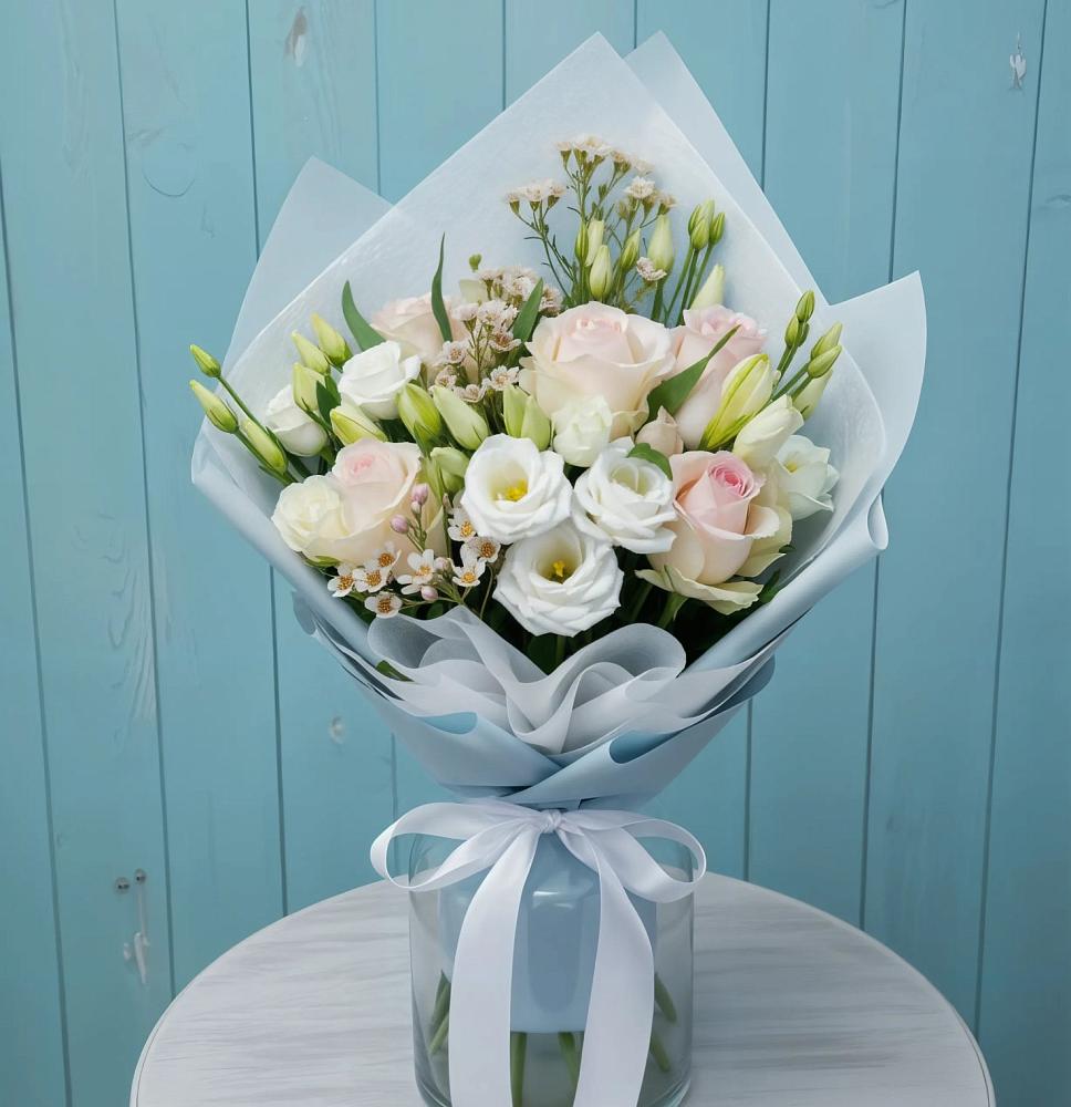 Букет цветов из: Розы и Лизиантусы в Лесной Свердловской области