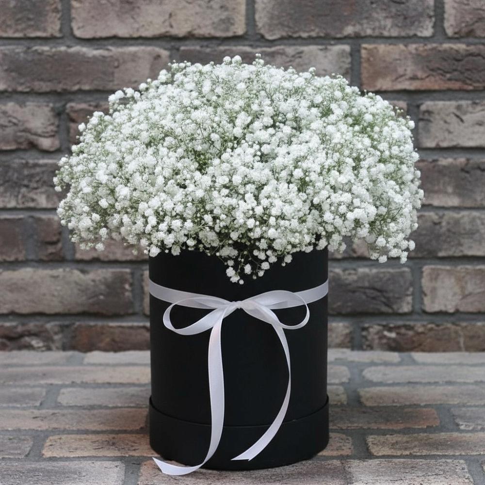 Цветочная композиция из Гипсофила в шляпной коробке в Лесной Свердловской области