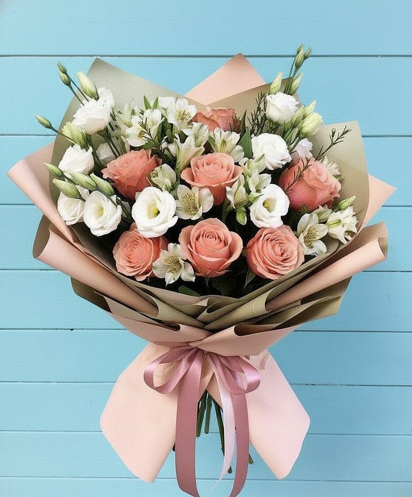 Букет цветов из: Розы, Альстромерии и Лизиантусы в Лесной Свердловской области
