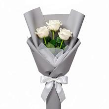 Букет 3 белые розы в Лесной Свердловской области