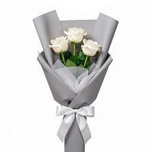 Букет 3 белые розы в Лесной Свердловской области