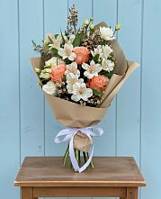 Букет цветов из:  Альстромерии, Лизиантусы, Розы и Хризантемы в Лесной Свердловской области