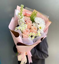 Букет цветов из:  Хризантемы и Розы в Лесной Свердловской области