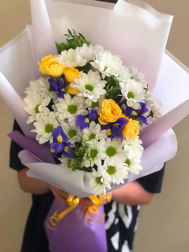 Букет цветов из: Ирисы, Хризантемы и Розы в Лесной Свердловской области