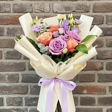 Букет цветов из:  Лизиантусы и Розы в Лесной Свердловской области