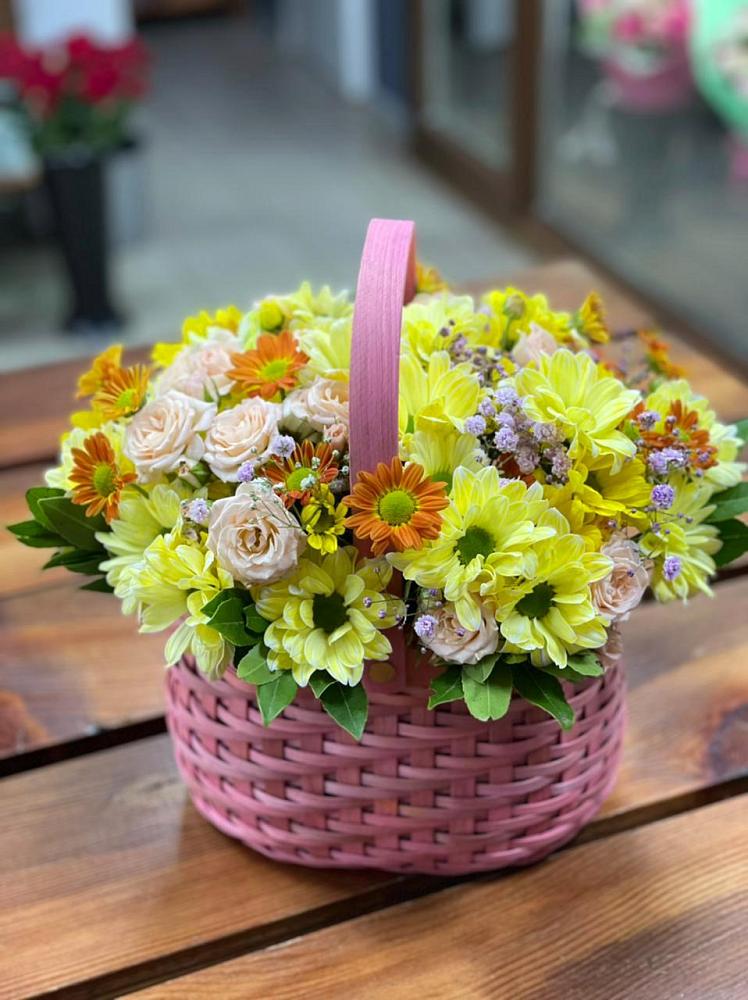 Цветочная композиция из Хризантемы и Розы в корзине в Лесной Свердловской области