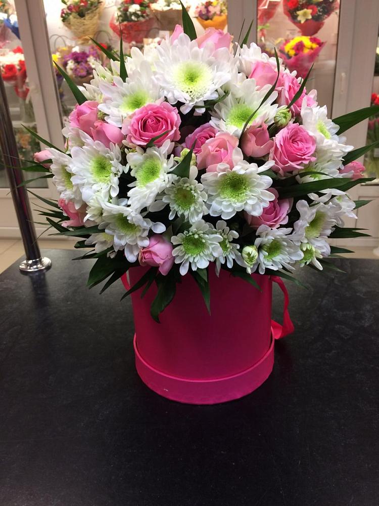 Цветочная композиция из Розы и Хризантемы в шляпной коробке в Лесной Свердловской области