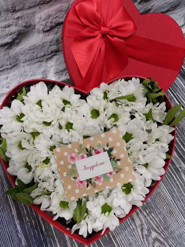 Цветочная композиция из Хризантемы в виде сердца в Лесной Свердловской области