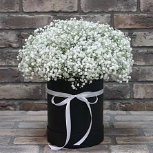 Цветочная композиция из Гипсофила в шляпной коробке в Лесной Свердловской области
