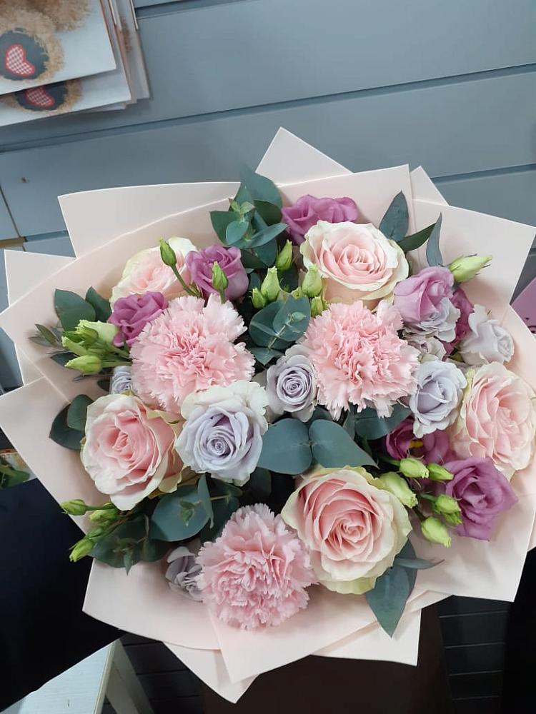 Букет цветов из: Розы, Гвоздики и Лизиантусы в Лесной Свердловской области