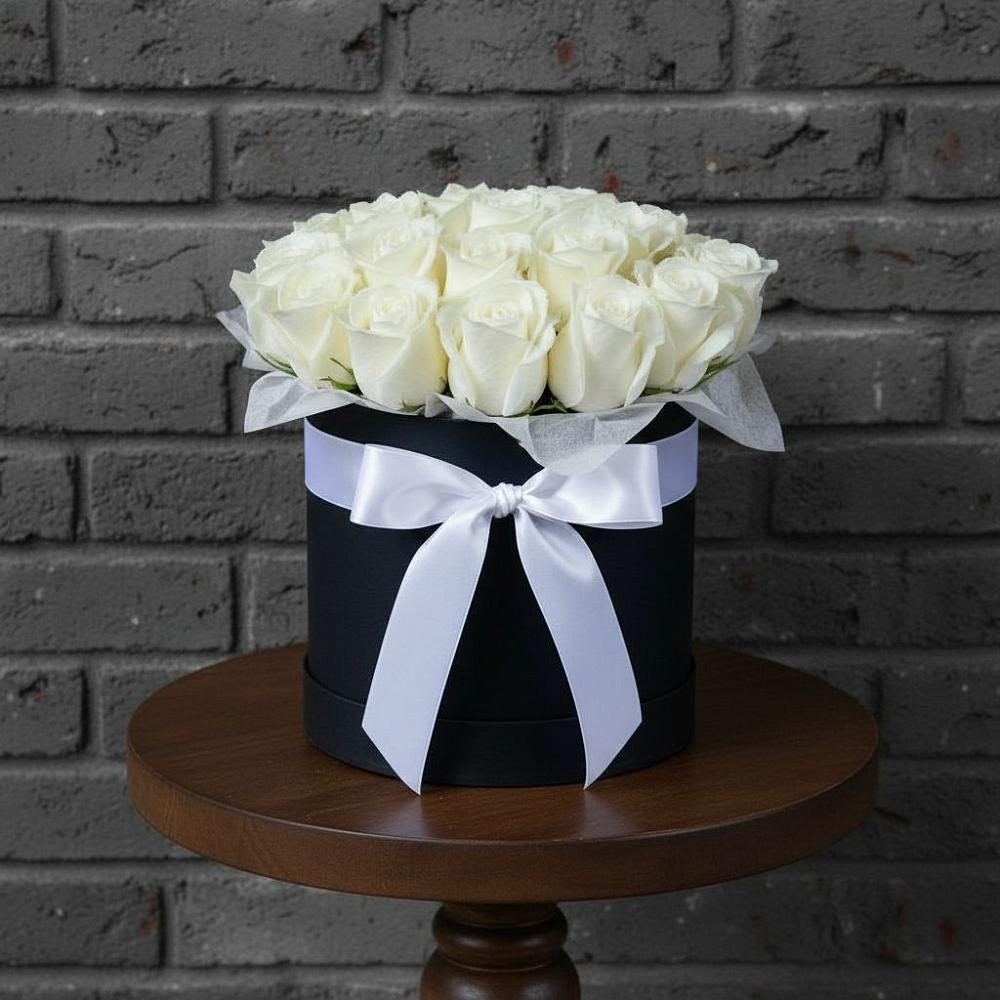 Цветочная композиция из Розы в шляпной коробке в Лесной Свердловской области