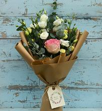 Букет цветов из:  Розы и Лизиантусы в Лесной Свердловской области