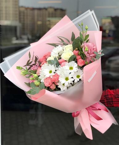 Букет цветов из: Розы, Лизиантусы и Хризантемы в Лесной Свердловской области