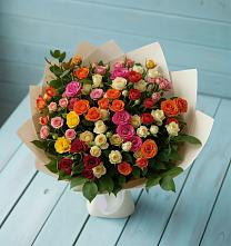 Букет Микс из разноцветных кустовых роз в Лесной Свердловской области