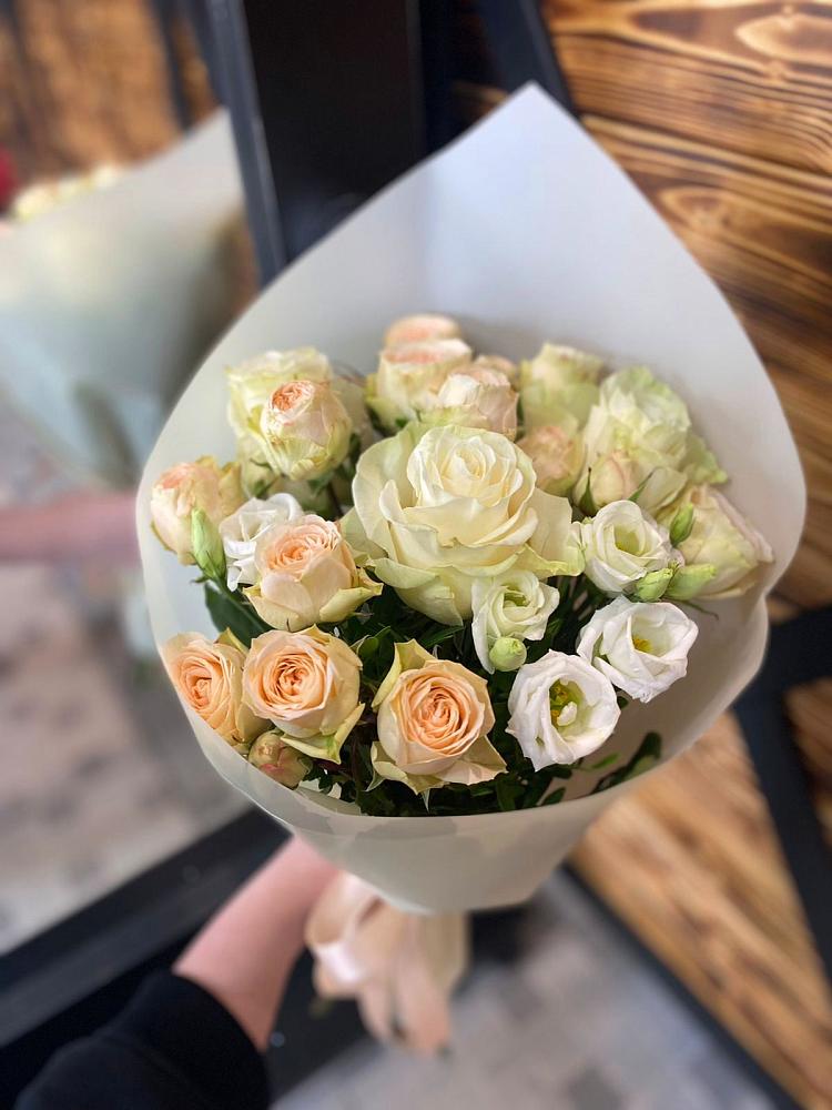 Букет цветов из: Розы и Лизиантусы в Лесной Свердловской области