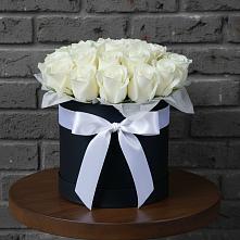 Цветочная композиция из Розы в шляпной коробке в Лесной Свердловской области