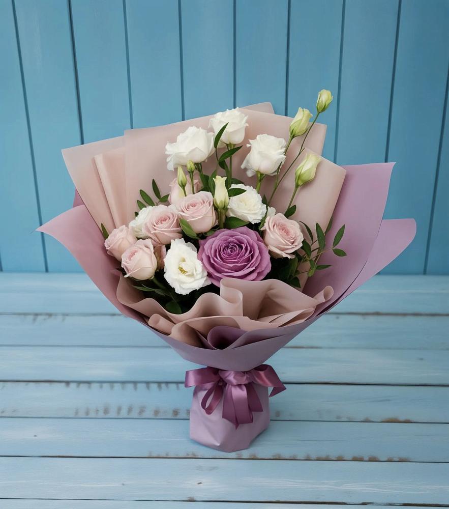 Букет цветов из: Розы и Лизиантусы в Лесной Свердловской области